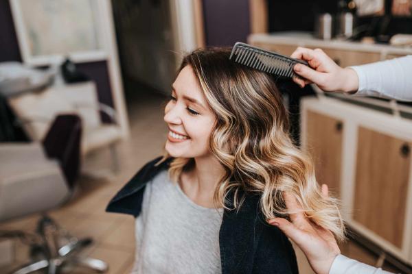 Salon de coiffure pour réalisation d'un chignon de mariée au Pradet
