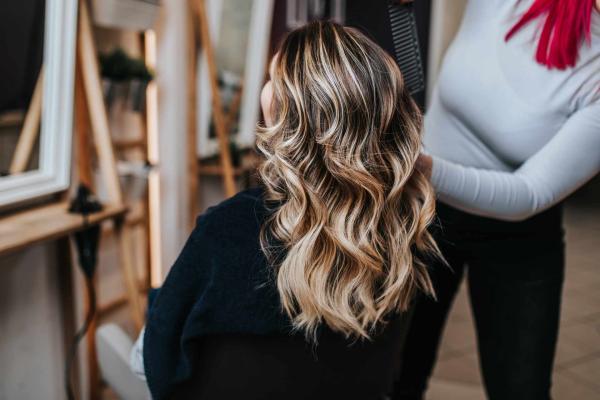 Coupe, lissage et brushing de cheveux